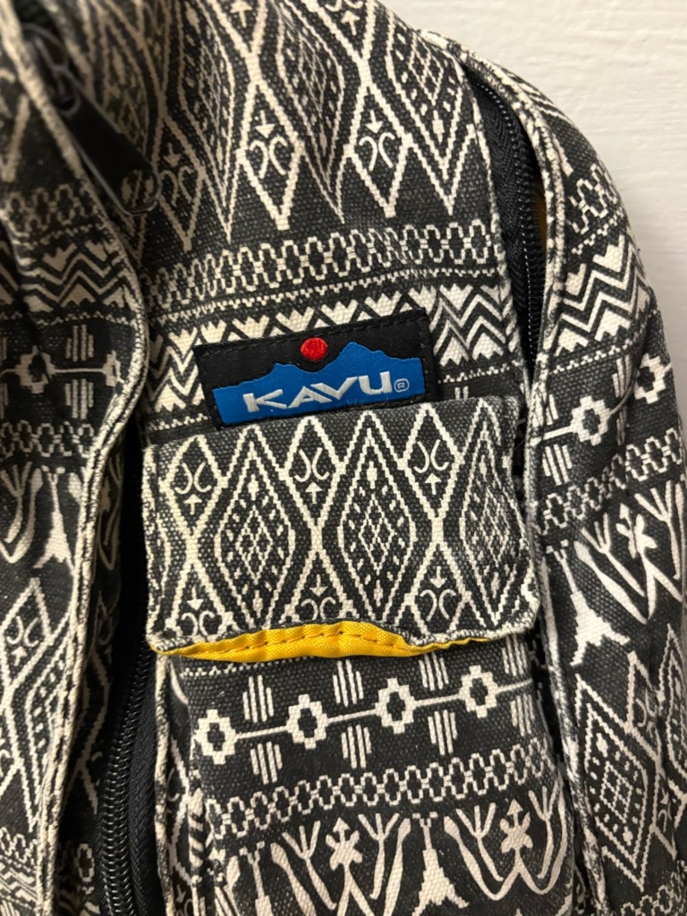 KAVU Black & White Geometric Pattern Sling Satchel - Picture 2 of 4